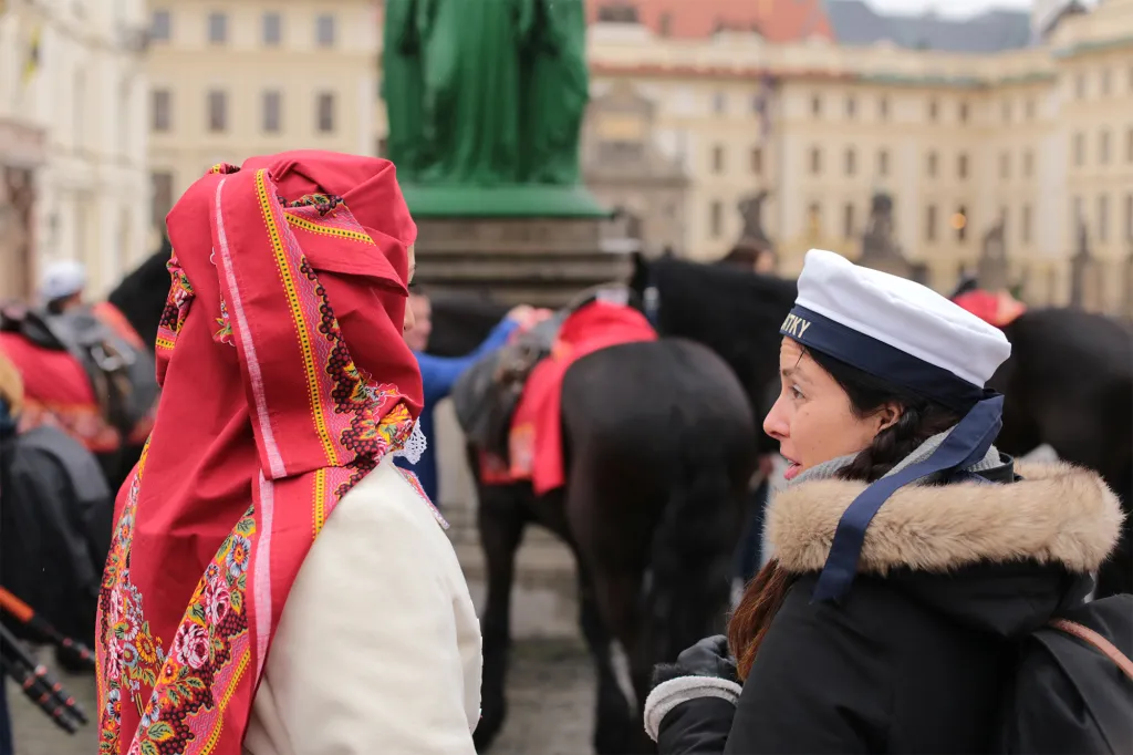 Program začal na Hradčanském náměstí, kde účastníci zdobili koně. Následovala slavnostní mše v Katedrále sv. Víta, Václava a Vojtěcha pod vedením kardinála Dominika Duky.