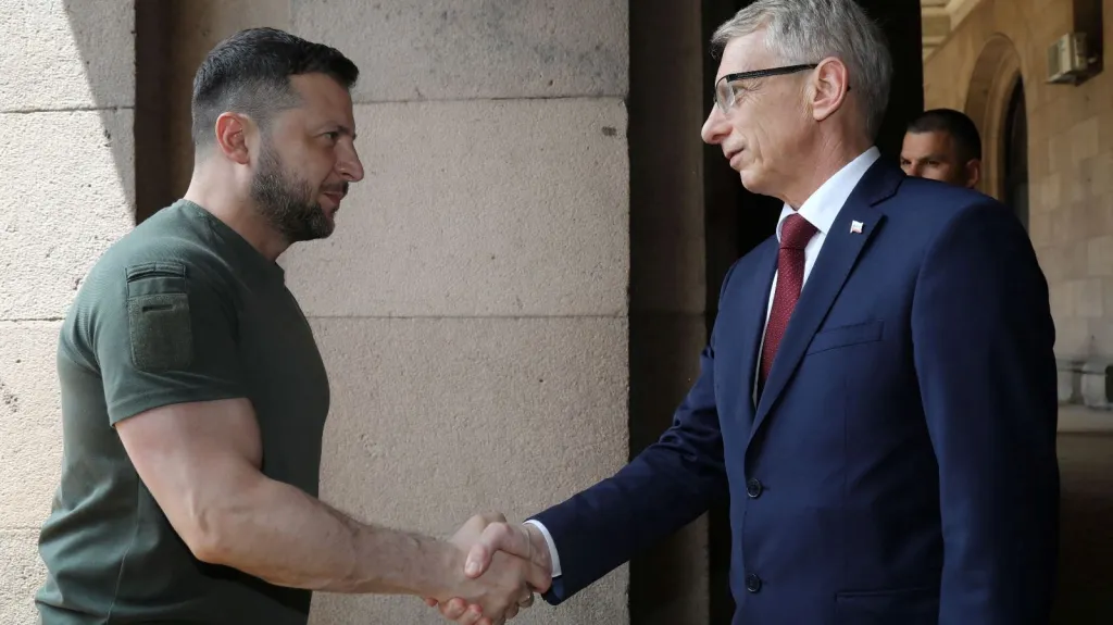 Volodymyr Zelenskyj se vítá s bulharským premiérem Nikolajem Denkovem
