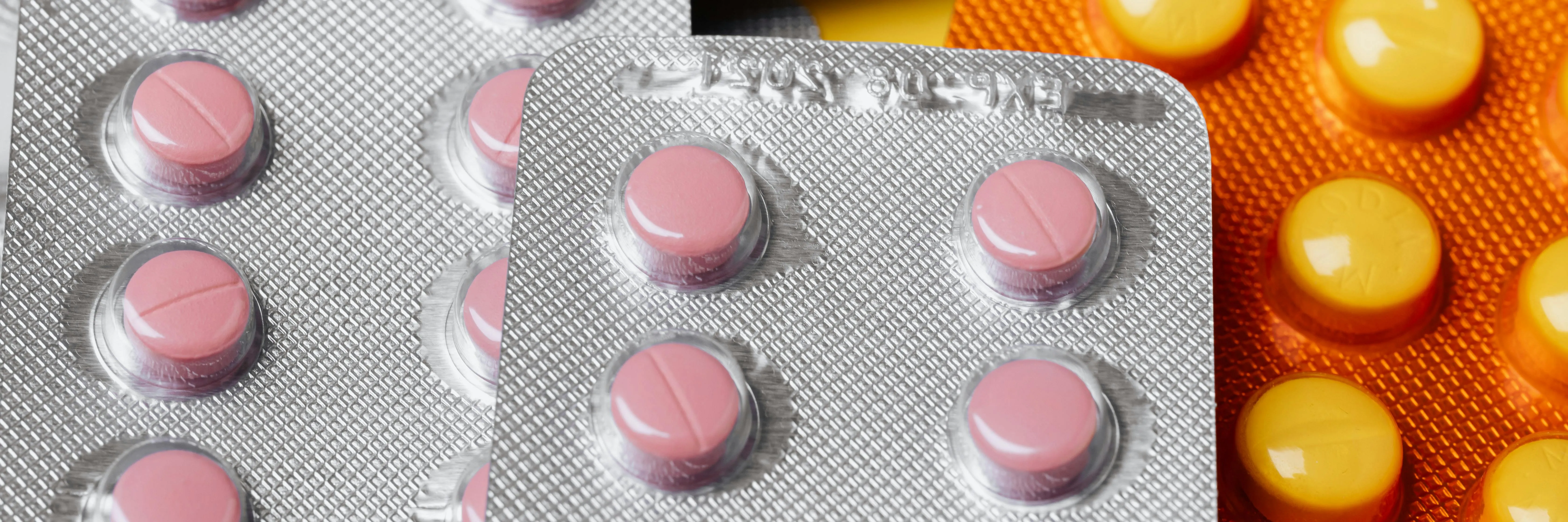 Vláda chce podpořit výrobu léků v Česku. Chybí lidé, varují firmy