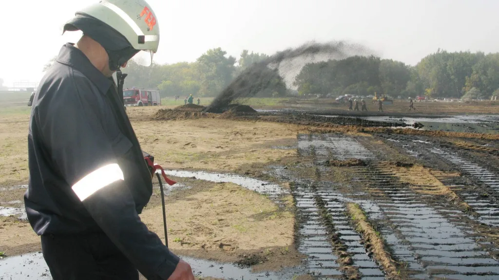 Hasiči zasahují u havárie na ropovodu Družba