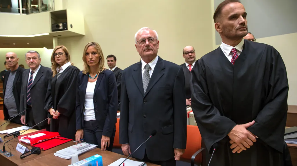 Perković (druhý zprava) a Mustač (druhý zleva) před soudem