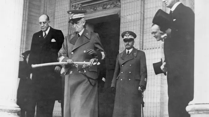 Viktor Emanuel III. opouští anglickou školu v Římě v lednu 1936