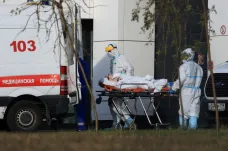 Pandemie ve světě: V Rusku bude týdenní pracovní volno, země opět zaznamenala rekordní počet úmrtí 