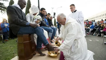 František omýval nohy v uprchlickém centru u Říma
