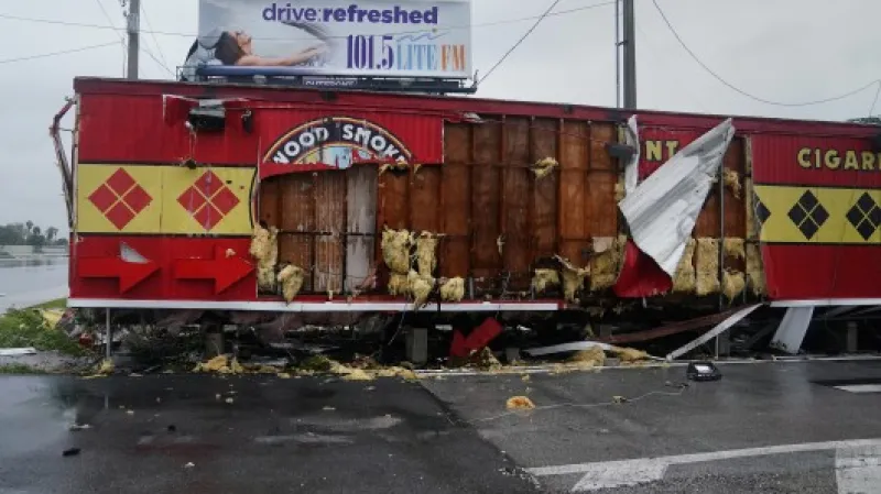 Zničená prodejna s cigaretami ve Fort Lauderdale,  Autor: Carlo Allegri,  Zdroj: Reuters