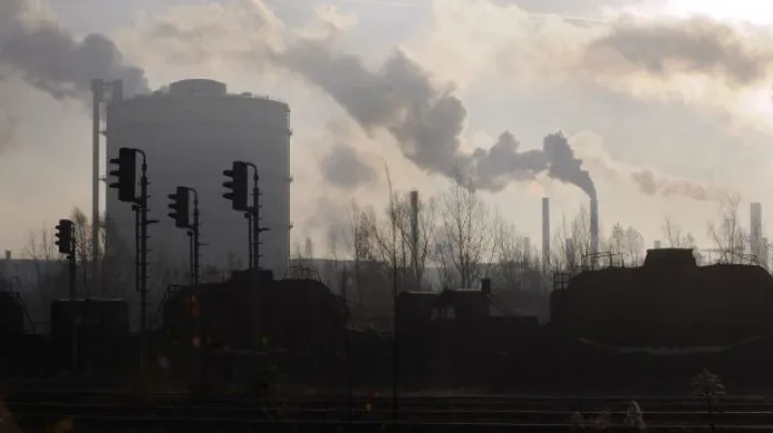 Události ČT: V ostravské ocelárně už zaměstnanci kouřit nebudou