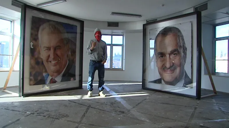 Epos 257 - vystavuje svá díla pod názvem WHO CARES by EPOS 257 ve druhém patře Tančícího domu.