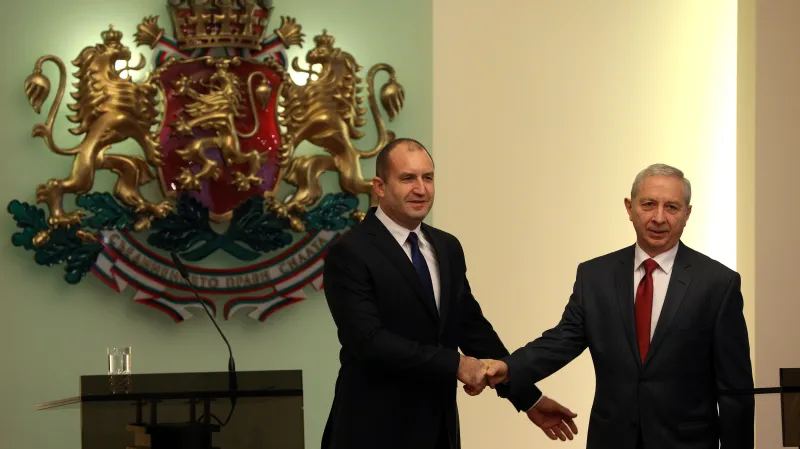Bulharský prezident Rumen Radev (vlevo) s předsedou úřednické vlády Ognjanem Gerdžikovem