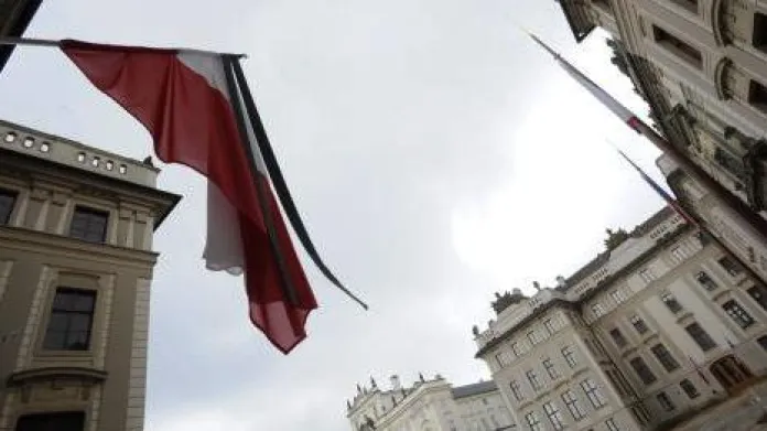 Na Pražském hradě visí polská vlajka se smutečními pruhy