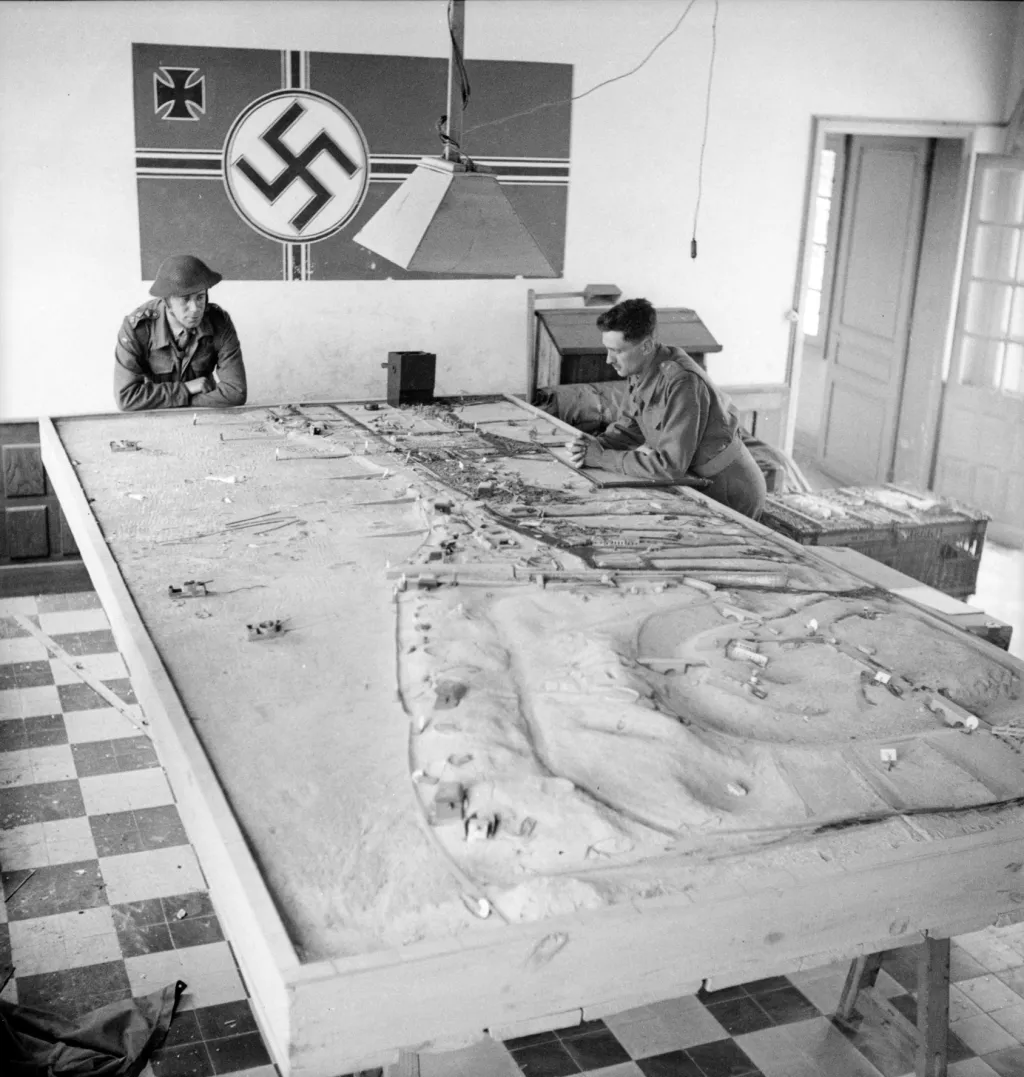 Kanadští vojáci studují německý plán pláže během operace v Normandii 6. června 1944