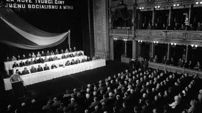 Schůze v Národním divadle k podpisu Anticharty