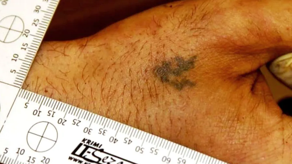 Tetování na ruce zavražděného