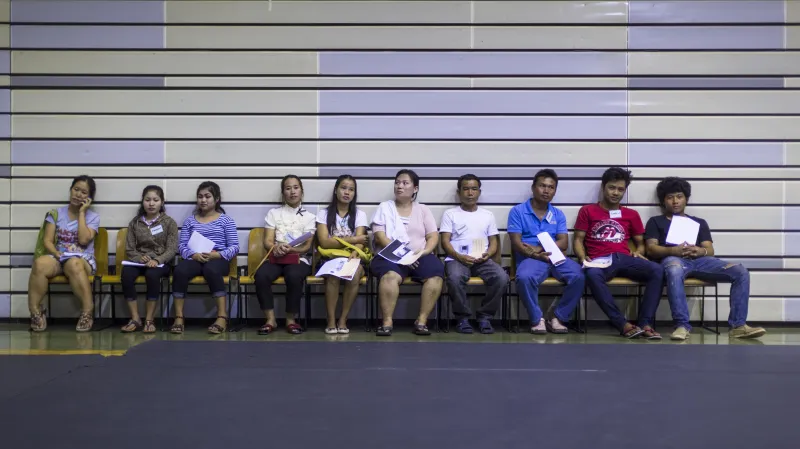 Cizinci čekají na imigračním úřadě