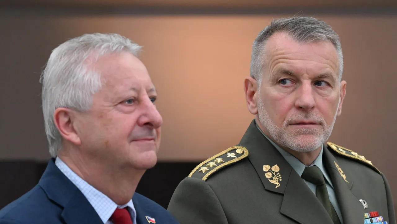 Obrana znemožnila Hlaváčovi první cestu na Ukrajinu, píší média