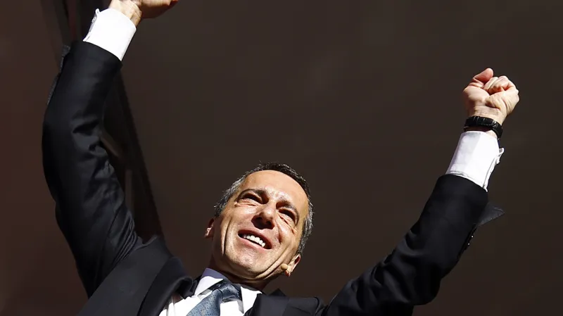 Christian Kern zdraví své příznivce ve Vídni