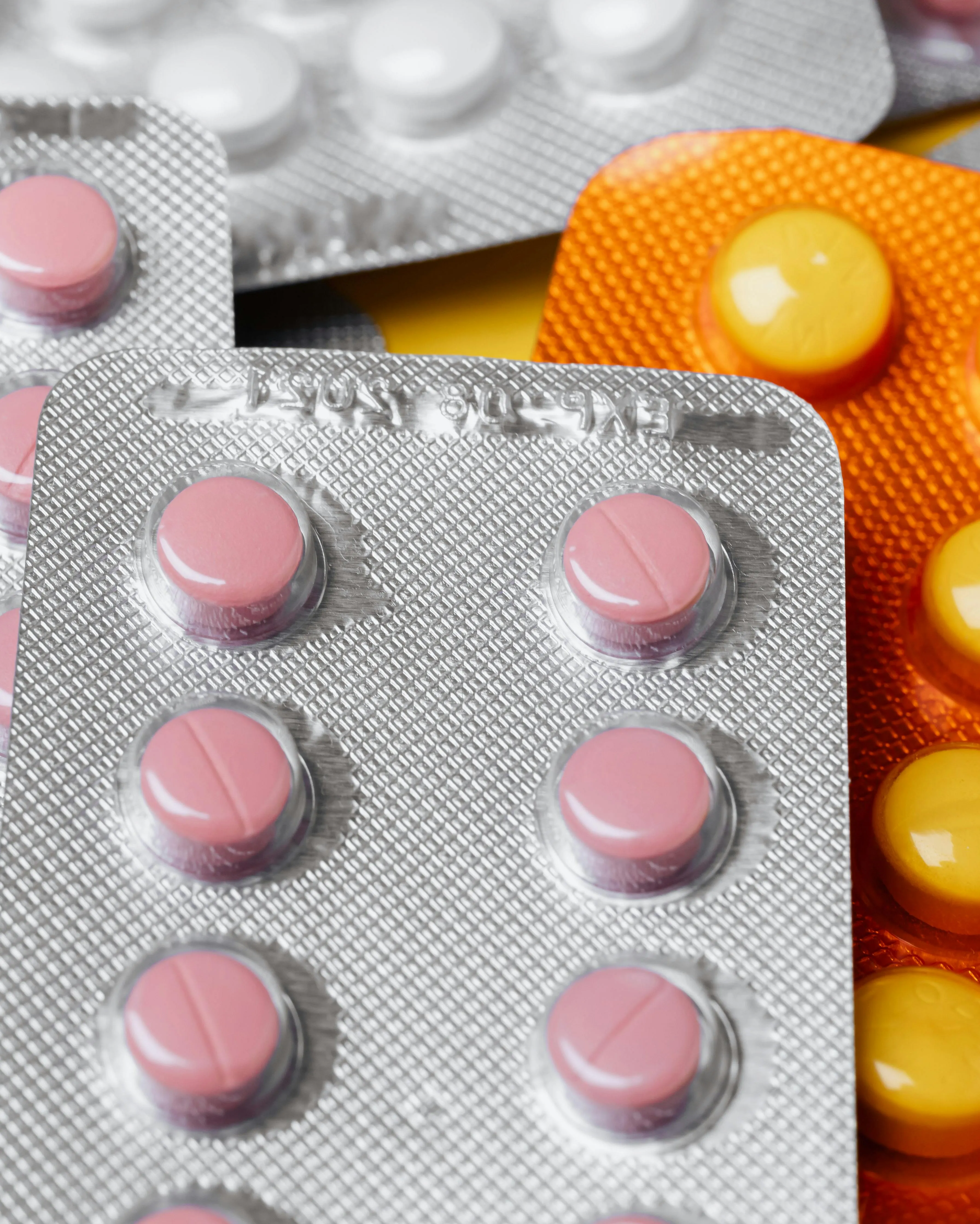 Vláda chce podpořit výrobu léků v Česku. Chybí lidé, varují firmy