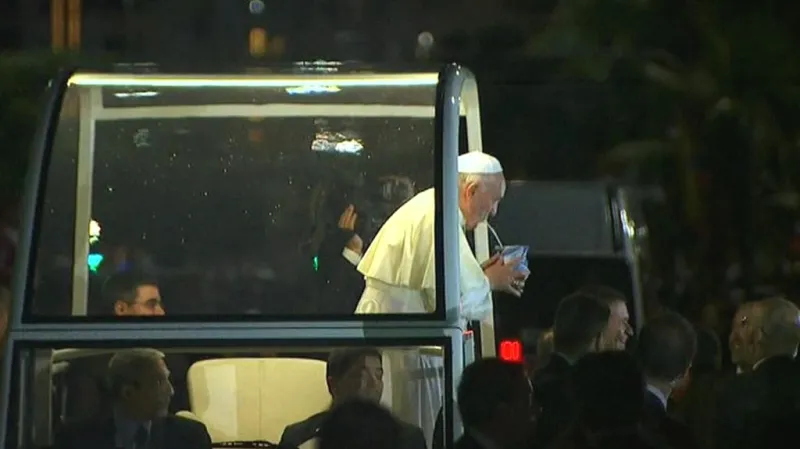 František se napil maté, které mu podal někdo z davu