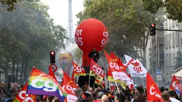 Ve Francii protestují proti vládě a možným úsporným opatřením