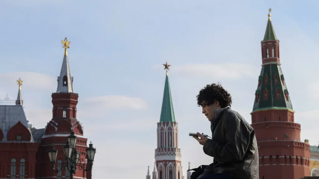 Muž používá mobilní telefon na moskevském Rudém náměstí (snímek ze 17. března 2026)