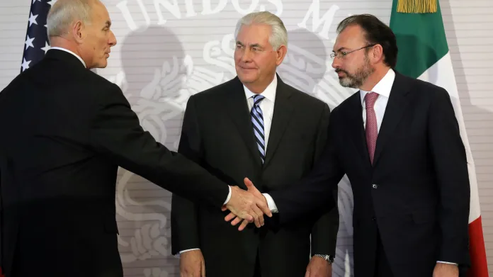 Ministři Tillerson a Kelly s mexickým šéfem diplomacie Videgarayem