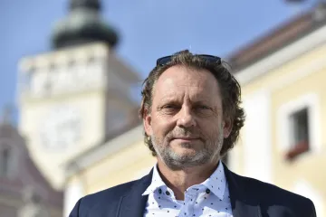 Břeclavský souboj se sommelierem Nazarčukem vyhrál vinohradník Koštial z ODS