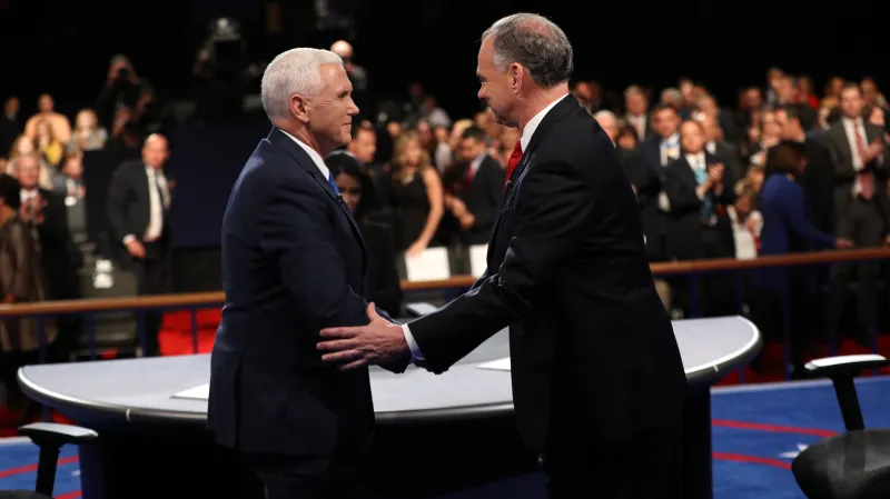Oba kandidáti se zdraví po skončení debaty
