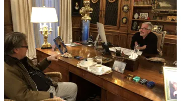 Někdejší Trumpův poradce Steve Bannon (na snímku vlevo) s Jeffreym Epsteinem