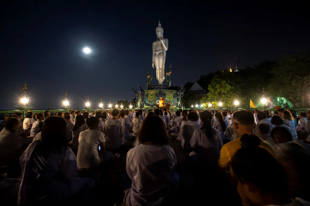 Vesak se slaví v období května až června. Každá země ho však slaví v jiném termínu. V Nepálu, který je považován za rodnou zemi Buddhy, se slaví v den, kdy je měsíc v úplňku