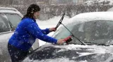 Odklízení sněhu z auta