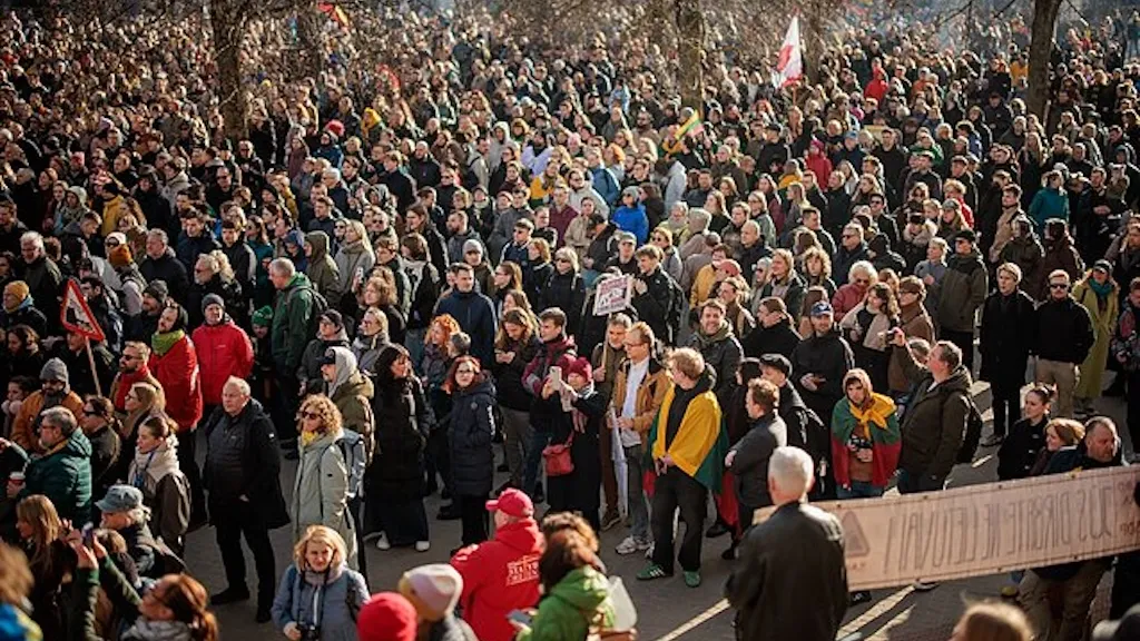 Více než 10 tisíc lidí protestuje ve Vilniusu proti politizaci LRT