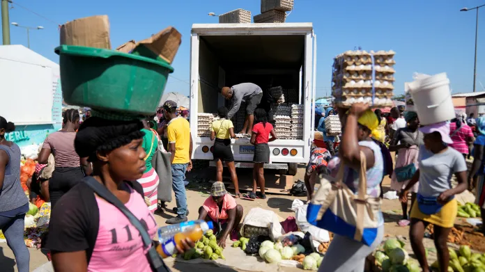 Haiťané nakupující na trhu v Dominikánské republice
