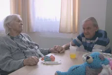 V domovech pro seniory jsou kvůli covidu volná místa, rodiny se o starší příbuzné starají doma