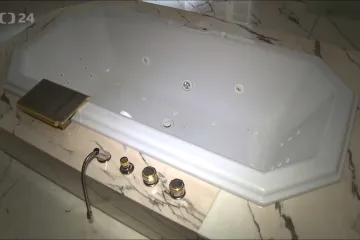 Na prohlídce Krejčířovy vily: Vyschlé bazény, rozbitá okna i potrhané plakáty