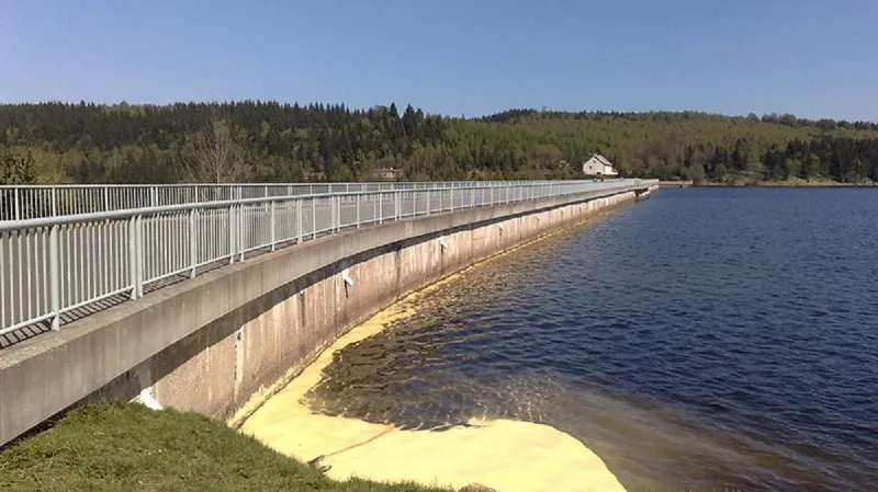 Pyl na okraji přehrady