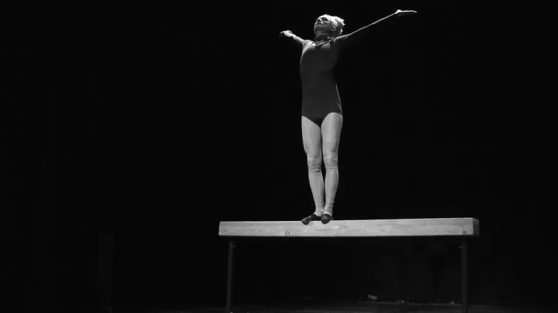 Z inscenace hry Luboše Baláka Jak se Husákovi zdálo, že je Věra Čáslavská v Divadle Na zábradlí. Na snímku Tomáš Měcháček jako Věra Čáslavská.