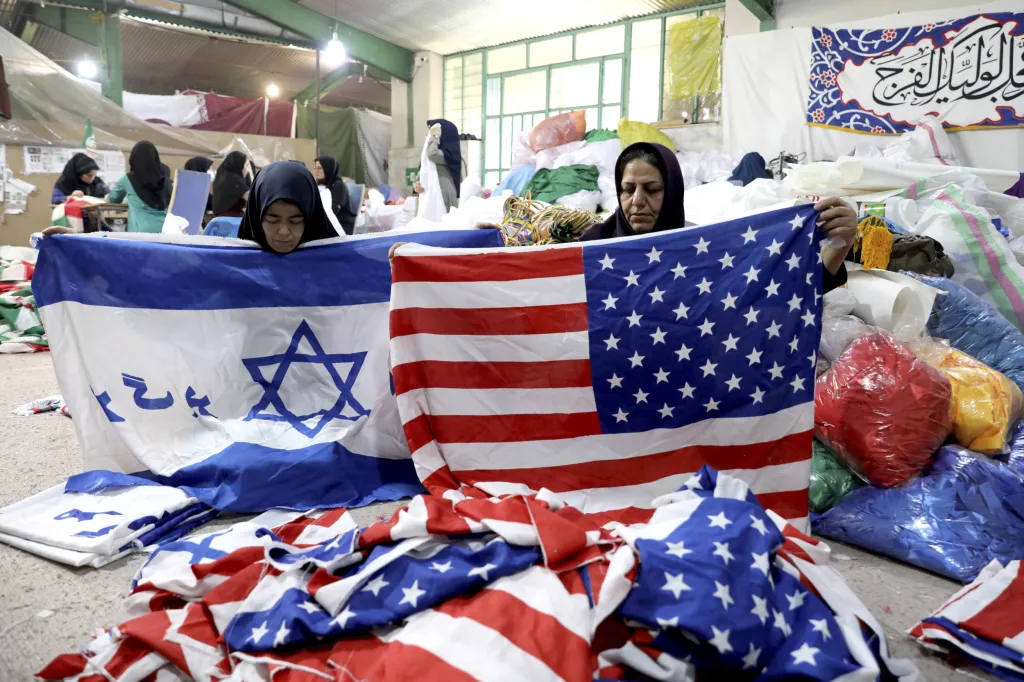 Íránská manufaktura ve městě Chomejn produkuje převážně americké a izraelské vlajky