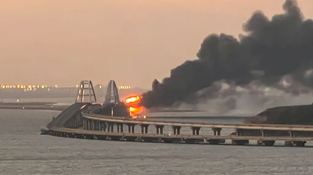 Hořící ruský most na Krym v říjnu 2022