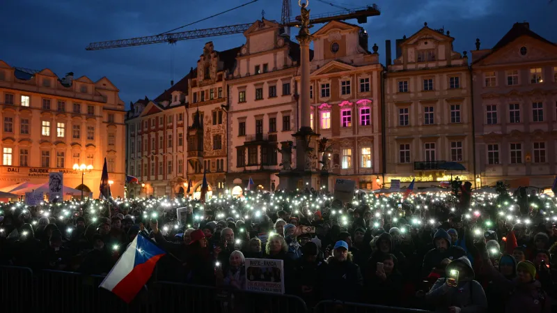 Demonstrace spolku Milion chvilek pro demokracii proti vzniku vlády ANO, SPD a Motoristů nazvaná Česko není na prodej na Staroměstském náměstí