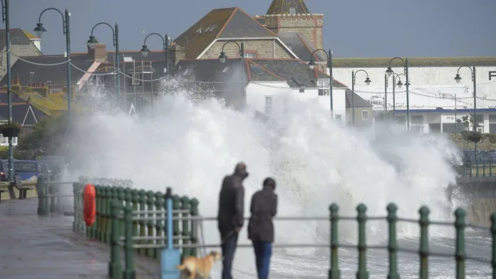 Bouře přinesla k jihozápadu Anglie silnější vítr