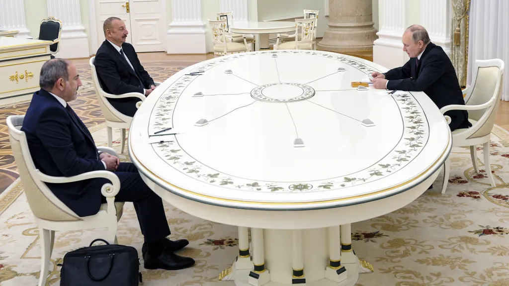 Pašinjan a Alijev v Kremlu s Putinem