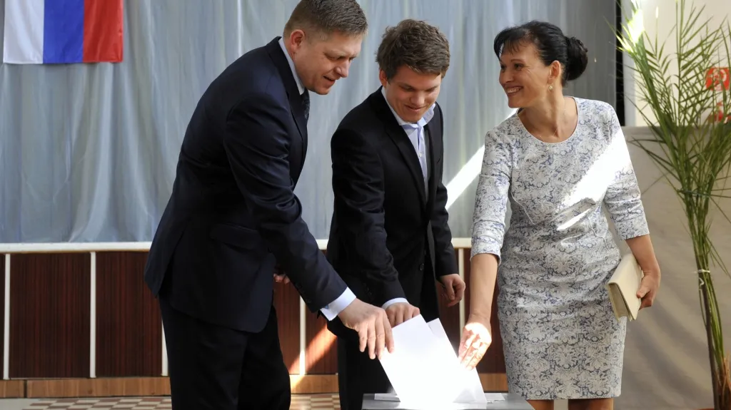 Robert Fico u voleb se ženou a synem