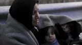 Afghánská matka se svými dvěma dětmi po zjištění, že se z Řecka dále do Makedonie už nedostane