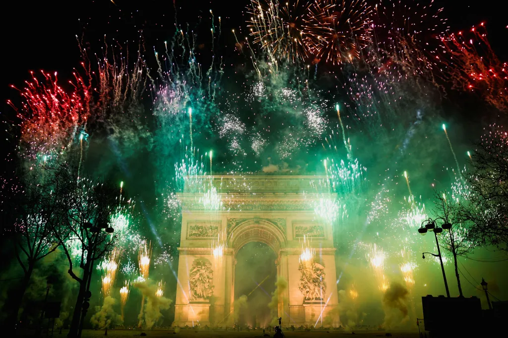 Na Champs-Élysées sledovaly novoroční přehlídku statisíce lidí