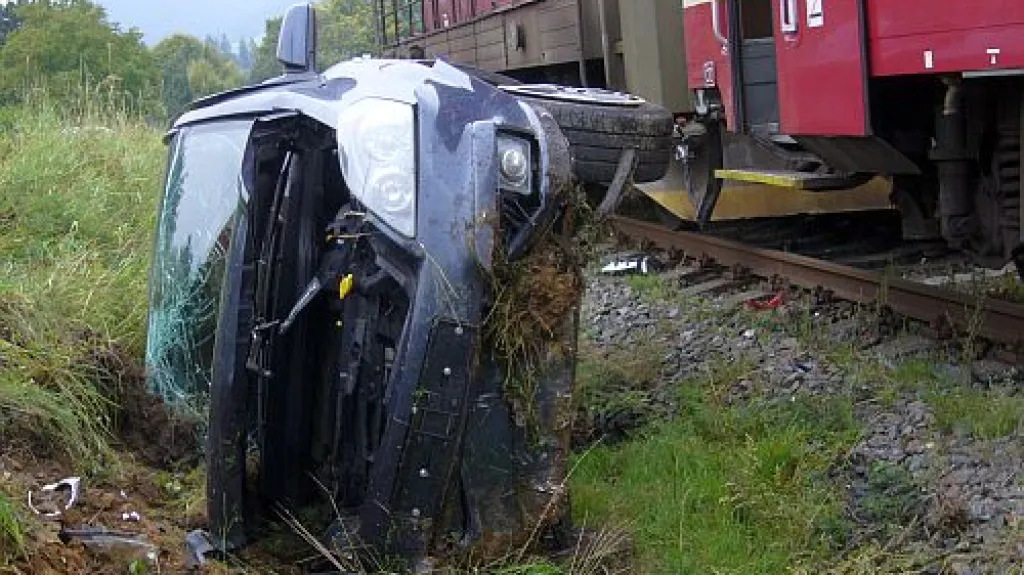Auto po srážce s vlakem