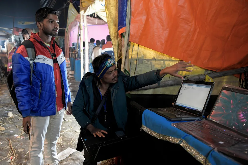 Tisíce indických vesničanů se každoročně zúčastňuje zimního veletrhu elektronického odpadu