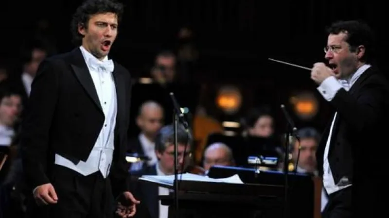 Jonas Kaufmann při koncertě v Praze (leden 2011). Vpravo: dirigent Jochena Rieder