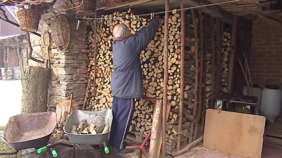 Stále více lidí topí raději dřevem