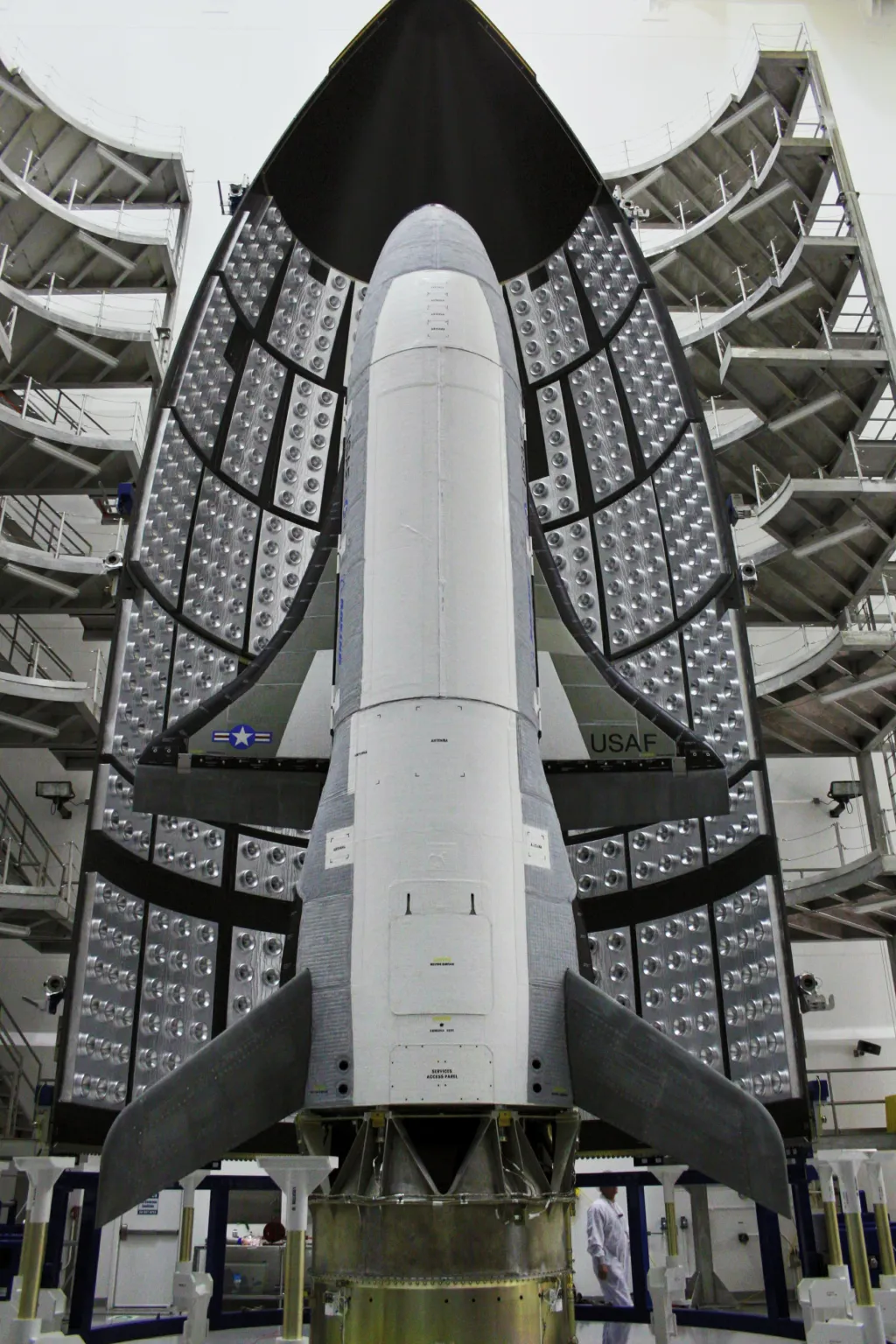 X-37 je experimentální bezpilotní kosmický raketoplán