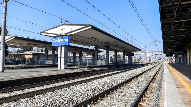 Liduprázdné nádraží ve městě Codogno