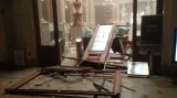 Výbuchem poničený interiér Akademie věd